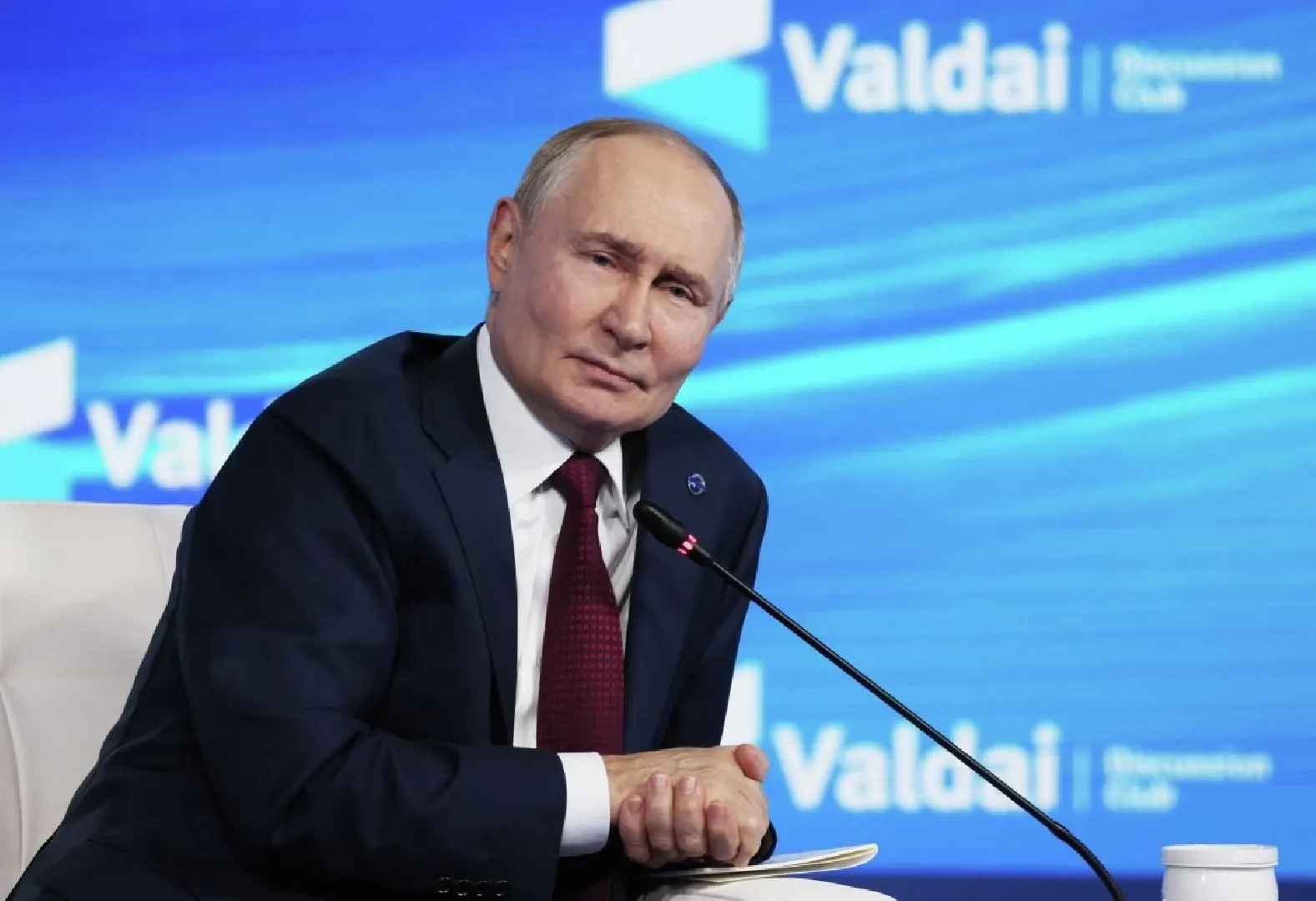 Международный уголовный суд разъяснил, что приглашение на переговоры само по себе не освобождает от исполнения ордера на арест; единственное возможное исключение — в рамках процедур ООН.