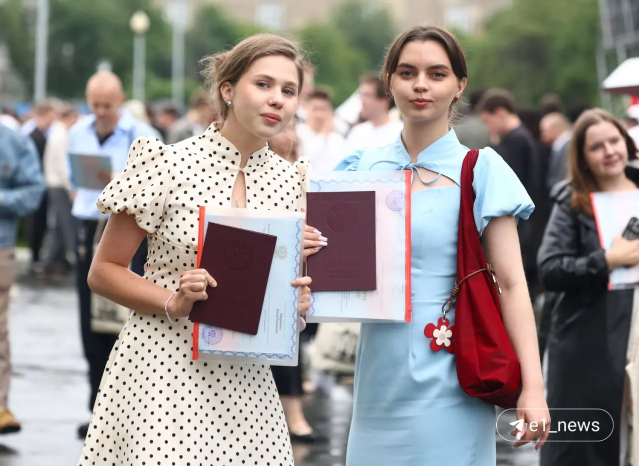 В Уральском федеральном университете прошла выпускная церемония: не всем хватило мантии, но выпускники всё равно отметили окончание обучения. Подборка снимков с мероприятия.