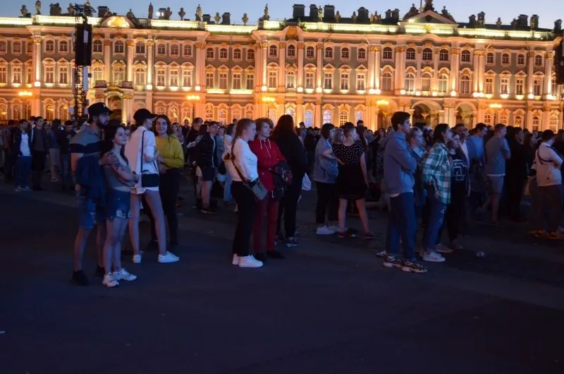 В Петербурге пройдёт масштабный выпускной «Алые паруса», власти утвердили 300 приоритетных образовательных программ и увеличили число бюджетных мест, а в Смоленске пройдут мероприятия ко Дню молодёжи.