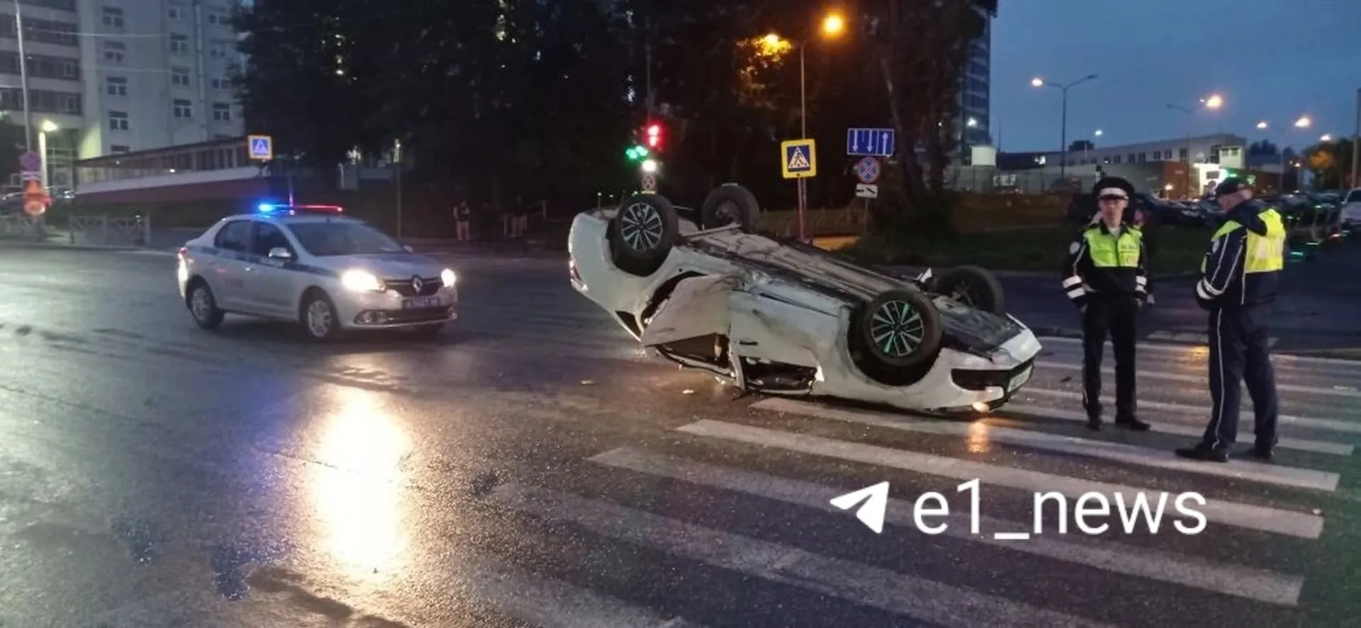 В центре Екатеринбурга 29‑летний инструктор на LADA Granta не справился с управлением, врезался в ограждение и перевернулся. Очевидцы вытащили водителя, от госпитализации он отказался; алкотестер показал 0,886 промилле.