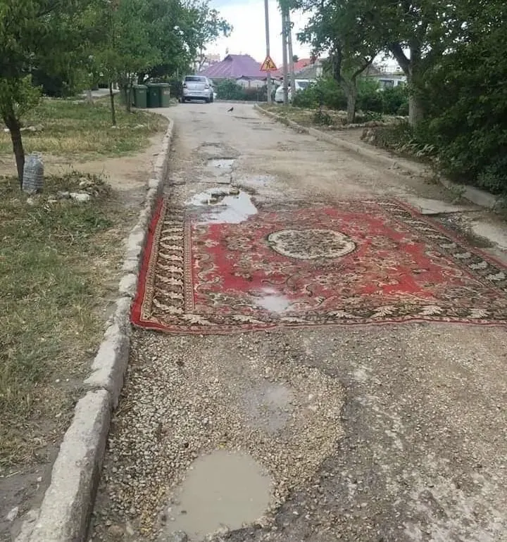 В Госдуму внесён законопроект, который позволит жителям менять покрытие во дворах и на местных дорогах без согласования. В правительстве идею не поддержали, заявив, что ремонтом должны заниматься специалисты.
