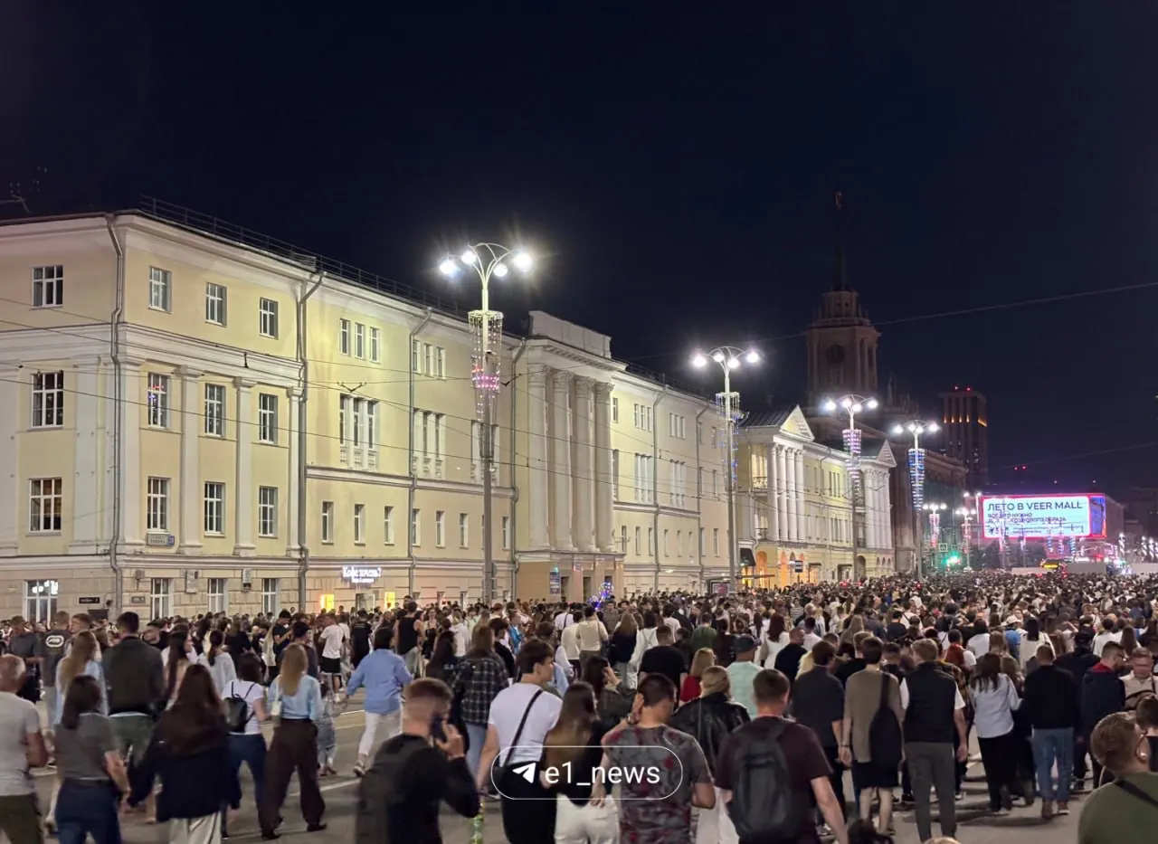 Концерт закончился — часть публики ушла в сторону станции метро, а другие направляются на Октябрьскую площадь на традиционную акцию «Светает», где выступят ТОП, ЧАЙФ и камерный оркестр B‑A‑C‑H.