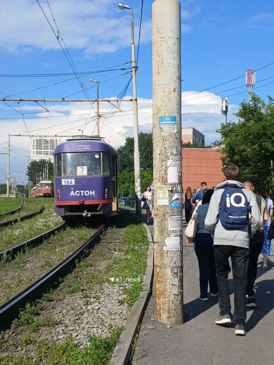 На Пионерке в Екатеринбурге остановились более семи трамвайных составов. Пассажирам приходится добираться пешком — причины задержки пока неизвестны.