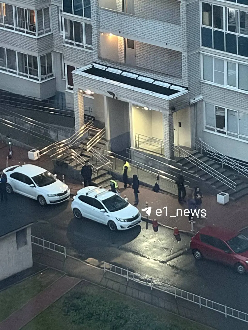 Вечером 29 июня во Втузгородке на улице Библиотечной, 45 обнаружили тело девушки. По предварительным данным, она выпала с 19-го этажа; обстоятельства происшествия выясняют.