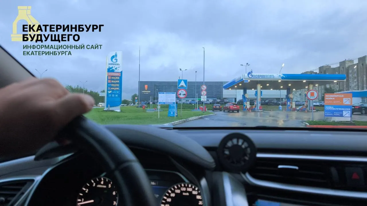 Средние цены на АИ‑92, АИ‑95 и дизель выросли, жители отмечают дефицит отдельных марок и очереди на АЗС; власти обещают меры, экономисты предупреждают о рисках административного регулирования.