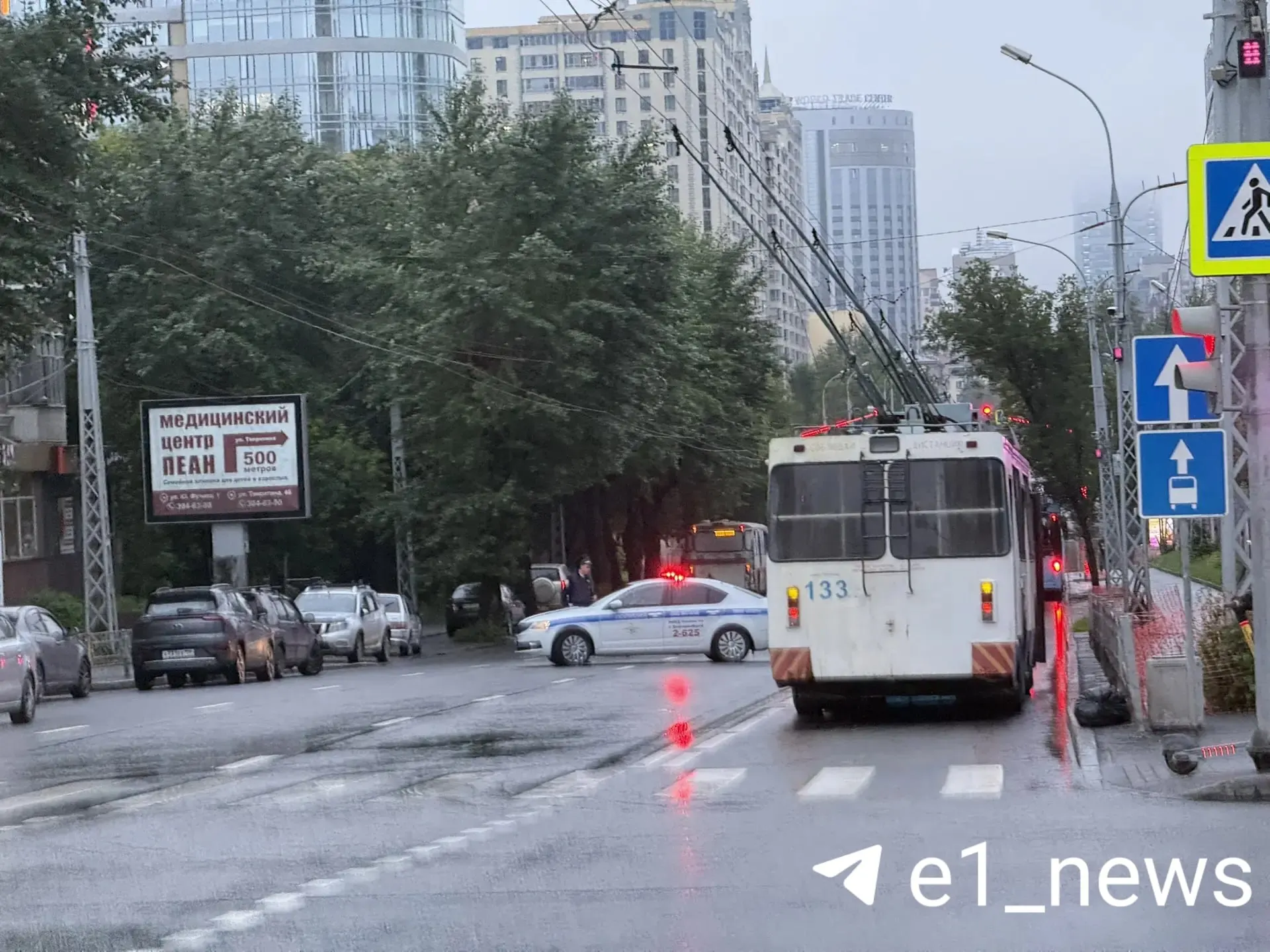 На участке улицы Белинского собралась вода, проезд перекрыт. На месте работает аварийная служба.