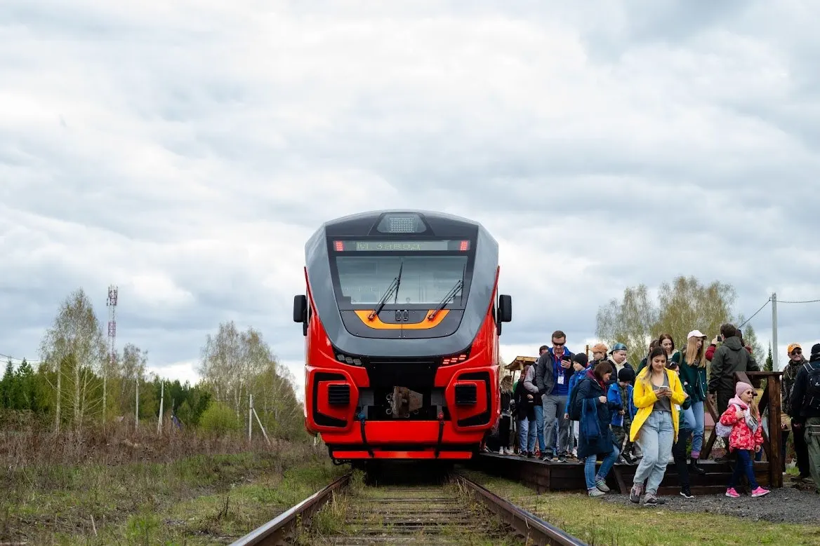 Свердловская железная дорога вводит шесть дополнительных пригородных и скорых рейсов с 10 по 14 июня из-за повышенного спроса. Также часть электричек получит изменения в расписании на этот период.