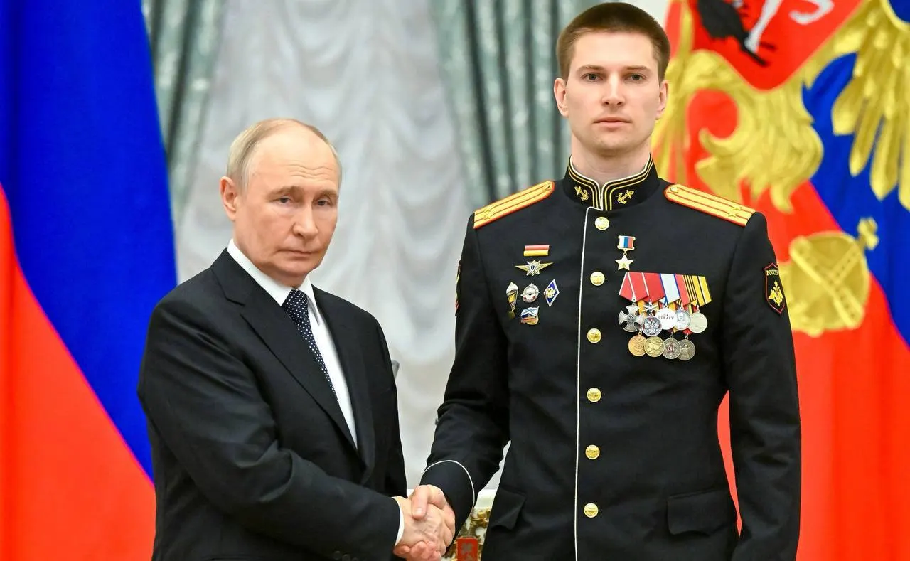 Президент лично наградил Берестовского в Кремле за мужество в ходе специальной военной операции: он дважды был ранен, уничтожил три «Леопард‑2» и участвовал в освобождении более 40 населённых пунктов.