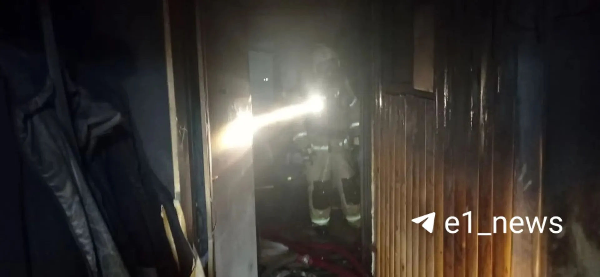 Пожар в квартире на шестом этаже дома на Расточной, 17/2: один человек погиб, двоих вывели спасатели, соседей эвакуировали. На месте продолжают работать экстренные службы.
