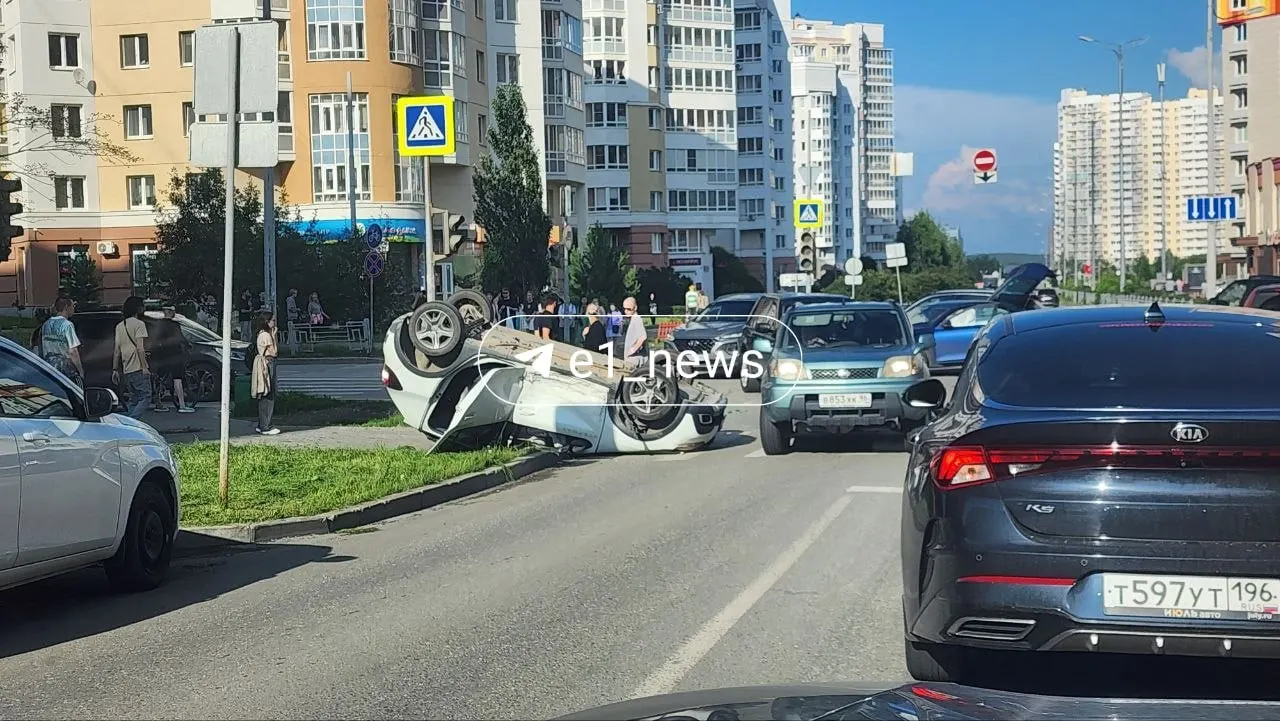На перекрёстке Сурикова и Циолковского столкнулись Renault и Skoda. Из перевернувшейся машины извлекли женщину — она в шоковом состоянии. По словам очевидцев, светофор на этом участке не работает второй день.