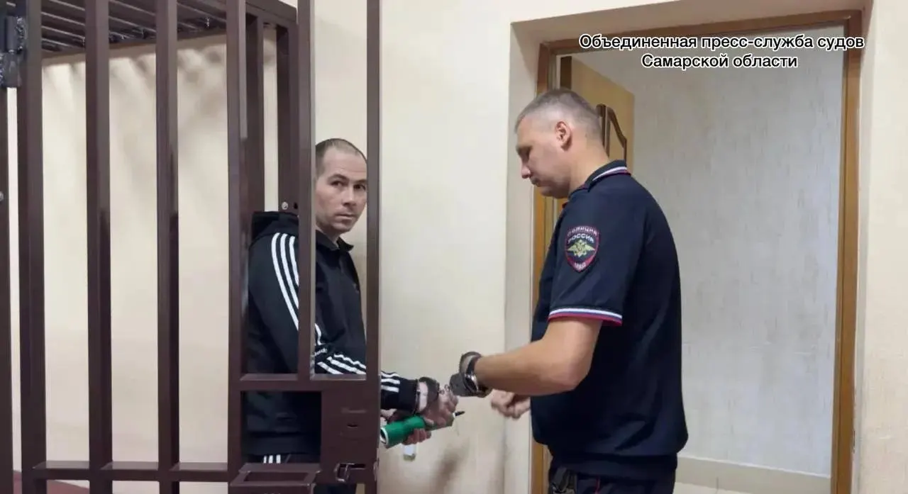 Самарский районный суд приговорил одного из участников преступного сообщества к 4 годам 6 месяцам лишения свободы. По делу проходят ещё шесть человек, организатор не установлен; потеря потерпевшей составила 421,7 млн рублей.