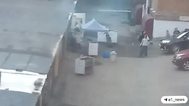 Жительница дома в центре Екатеринбурга пожаловалась, что ночь фестиваля превратила её двор в общественный туалет и площадку для пьяной компании, а вызовы в полицию и патрули не помогли.