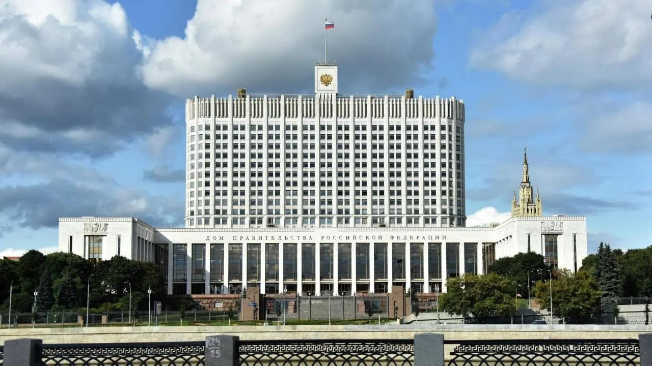 В Госдуму внесён законопроект о полной или частичной компенсации утильсбора для семей с тремя и более детьми, но в правительстве заявили, что в проекте не указаны источники финансирования и его принятие повлечёт дополнительные расходы.