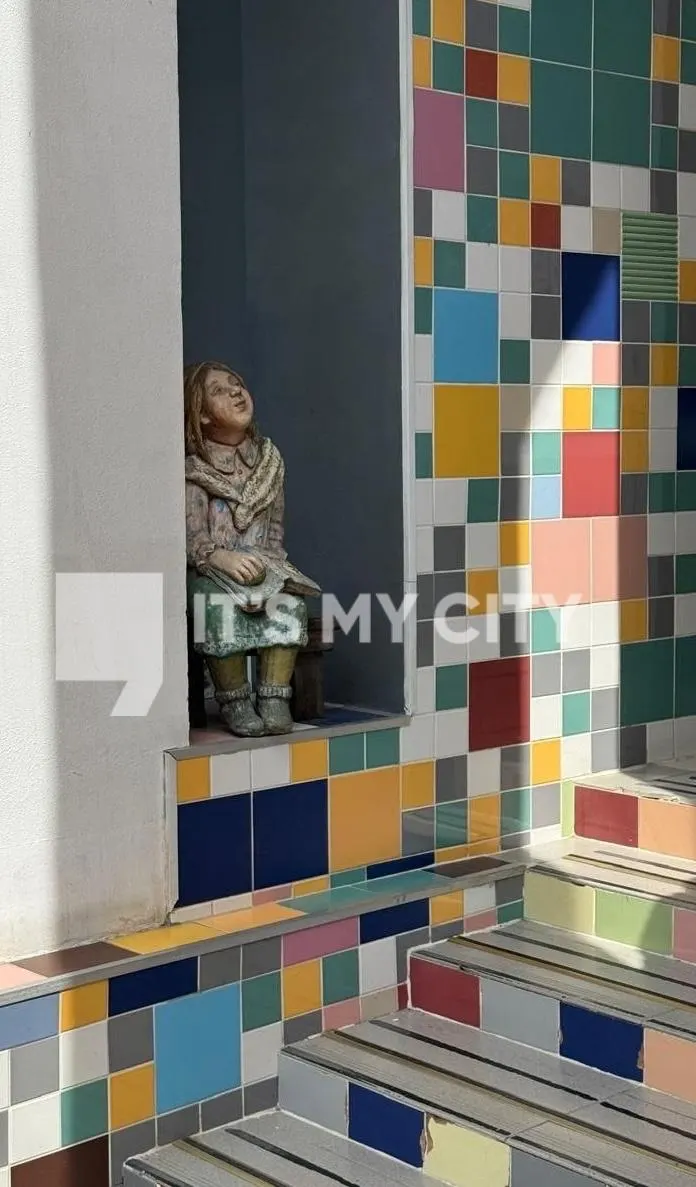 У входа в музей была повреждена скульптура «Машенька». Основатель музея сообщил, что фигура будет восстановлена, а учреждение намерено принять меры.