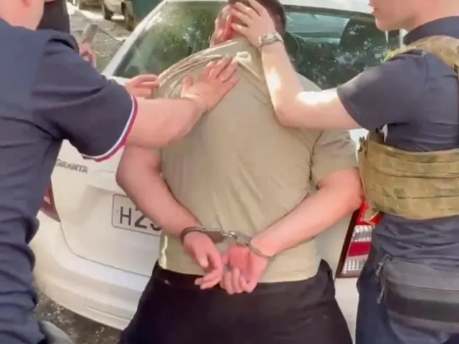 17 июня во дворе на улице Сулимова пьяный мужчина напал на знакомого после того, как тот отказался присоединиться к распитию. Потерпевшего увезла скорая, нападавший задержан и помещён под стражу.
