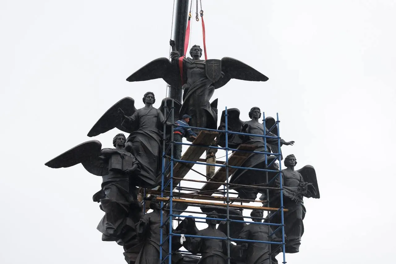 Четырёхметровая бронзовая скульптура привезена в спортивный квартал «Архангел Михаил». Монтаж основания и облицовка почти завершены, открытие намечено на 1 августа — к Дню города.