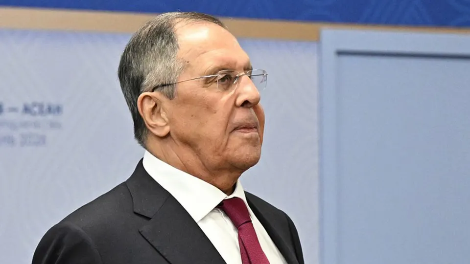 Глава МИД заявил, что указ о регулярных массированных груповых ударах уже выполняется. Заявление последовало после самой масштабной за время войны ночной атаки дронов на Москву: горели НПЗ в Капотне и торговый комплекс, были сбиты сотни беспилотников, приостановлена работа аэропортов, а Киев назвал удар ответом и призывает к переговорам.