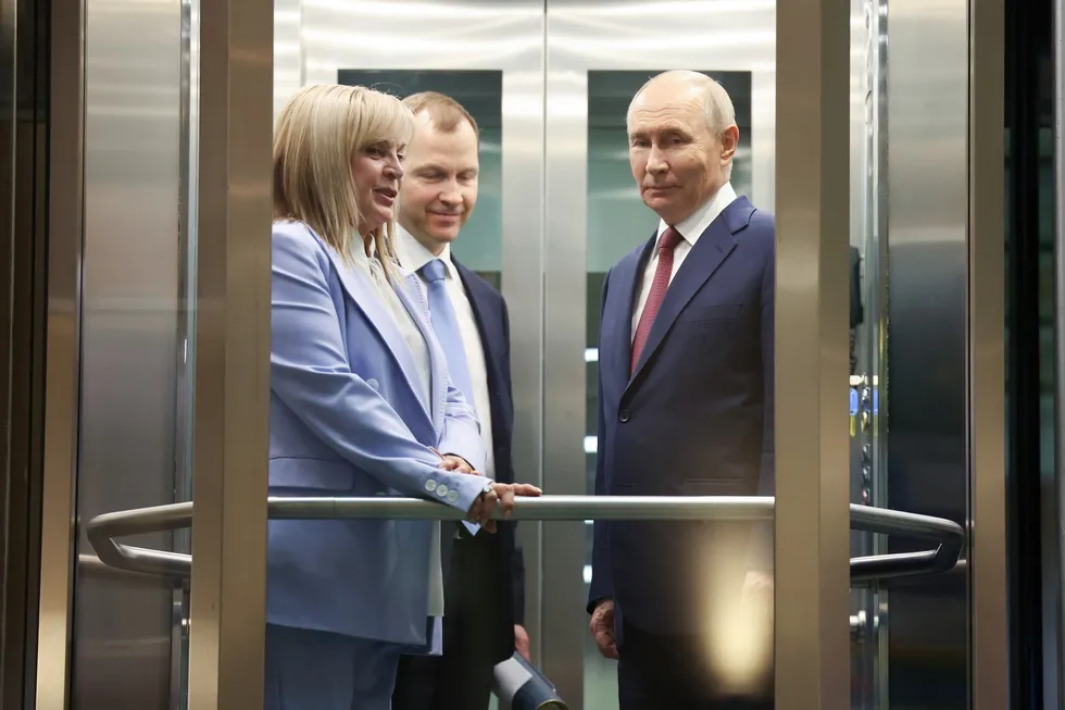 Руководители силовых ведомств, включая ФСБ и главу Росгвардии, добиваются переноса или отмены сентябрьских думских выборов из‑за ухудшения экономической ситуации и падения рейтингов власти. В администрации идут споры: часть чиновников и политический блок настаивают на проведении голосования по расписанию.