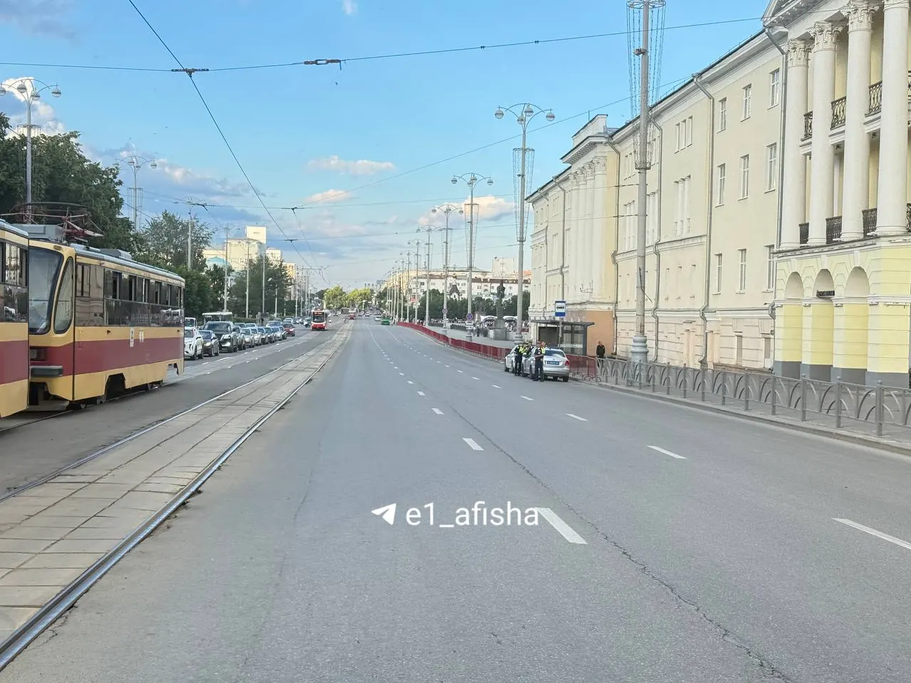 Полицейские не дали подросткам перелезть через забор — проход по стороне улицы временно закрыт, пешеходам приходится переходить на другую сторону, у гимназии собрались люди.