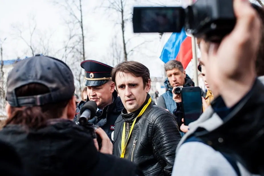 Ричарда Роуза, осуждённого за «фейки» о ВС РФ и «оправдание терроризма», перевели в СИЗО‑1 Екатеринбурга; его сторонники просят присылать письма поддержки.