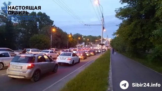 После введения жестких лимитов на АЗС в нескольких сибирских регионах в Иркутске развился масштабный дефицит бензина: автовладельцы проводят в очередях по несколько часов, часть сетей закрыла розничную торговлю, под угрозой межрегиональные перевозки.