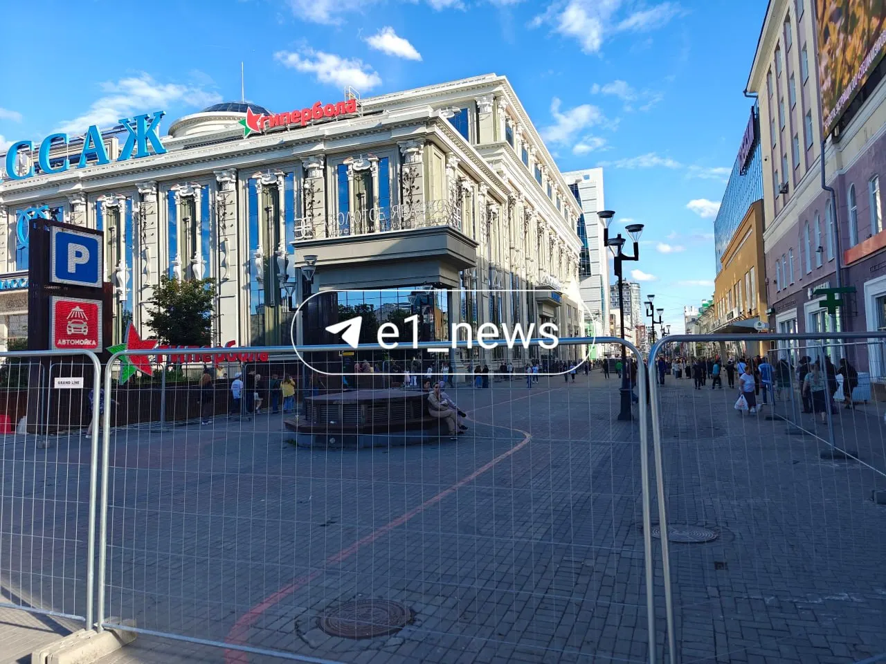 На Вайнера начали монтаж ограждений в рамках предстоящей крупной реконструкции. В администрации города отмечают, что улицу полностью закрывать не будут — планируются локальные перекрытия по мере необходимости.