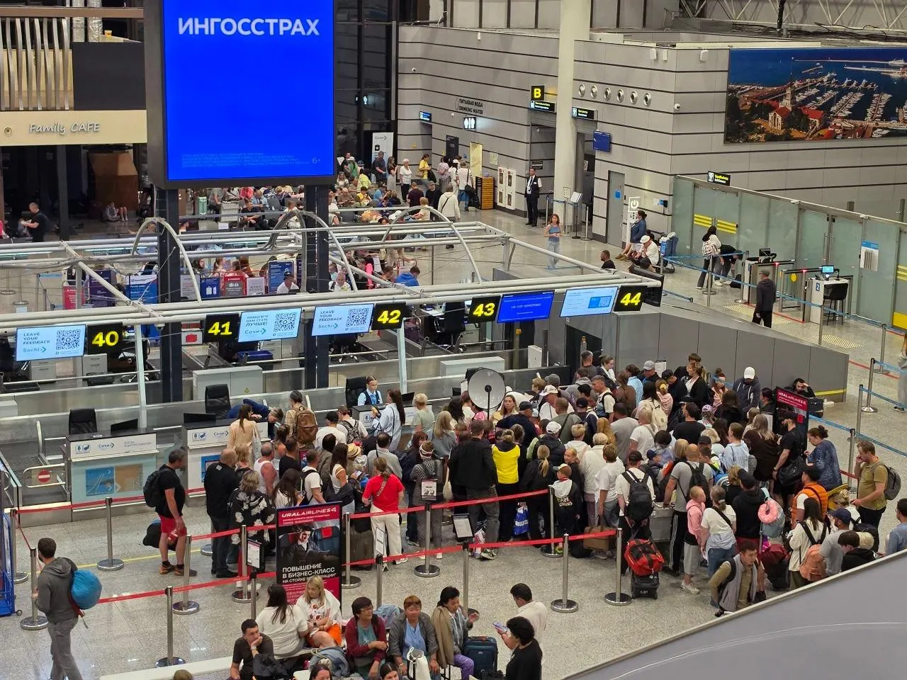 Из‑за закрытия неба над Сочи несколько рейсов в Екатеринбург отменили или сдвинули по времени. Пассажиры жалуются на длительное ожидание и отсутствие информации.