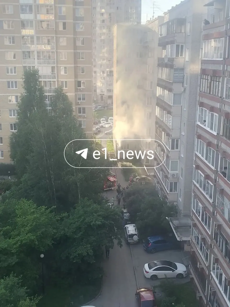 В Екатеринбурге на Краснолесья, 14/3 загорелась квартира на первом этаже. По словам очевидцев, из неё выбежал мужчина в одних трусах, который, по предварительным данным, мог спровоцировать пожар и угрожал прохожим — нарушителя задержала полиция.