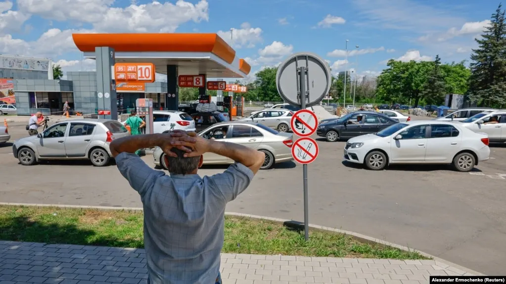 В Брянской, Курганской и Курской областях ограничили отпуск топлива и запретили заправку в канистры; в Москве бензовозам временно разрешили круглосуточный въезд и передвижение без грузовых пропусков. Меры связаны с перебоями в поставках на фоне атак на нефтяные объекты.