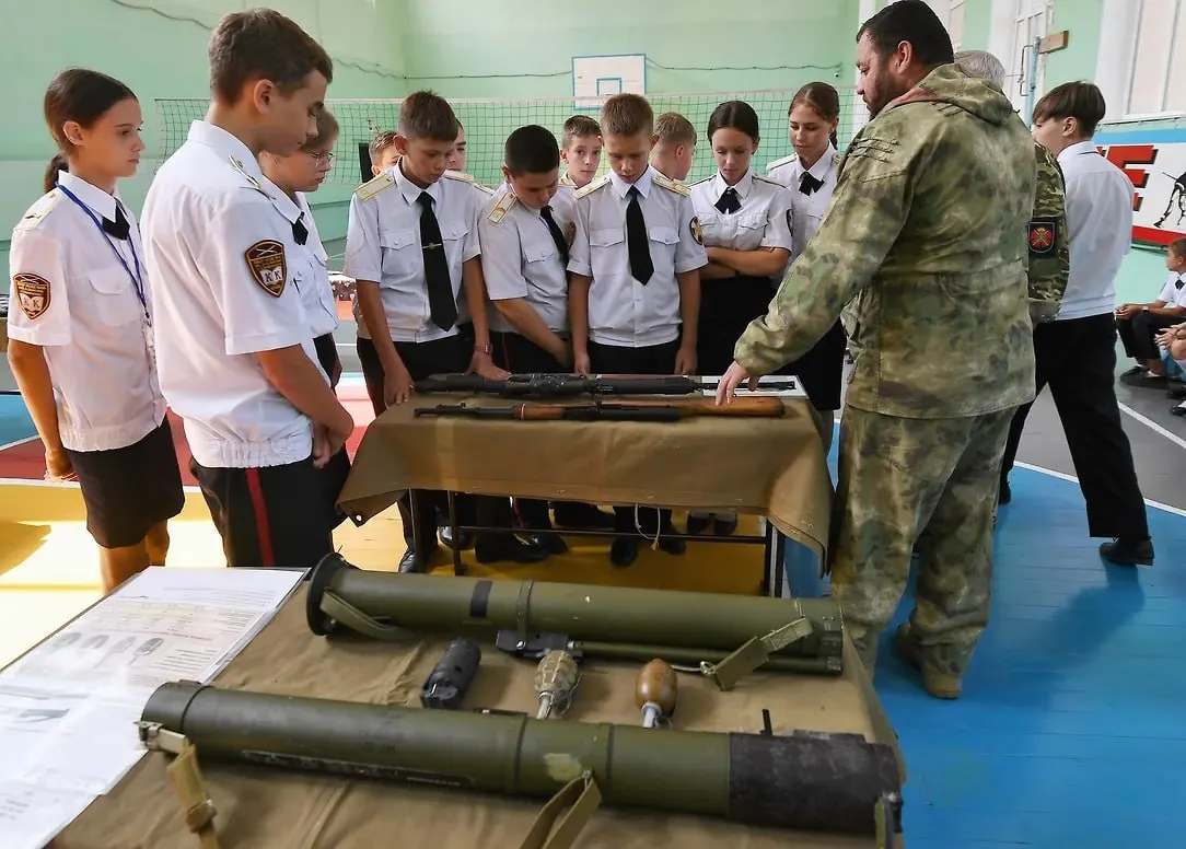 Военно-историческое общество предложило подключить учащихся к интервью с бойцами и волонтёрами для пополнения школьных музеев и создания цифрового архива; инициативу, по данным, поддержали в Минобрнауки.