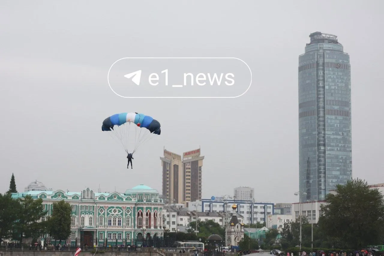 Юные спортсмены из социального проекта выполнили массовый прыжок с флагами и приземлились на акватории Городского пруда у Плотинки.