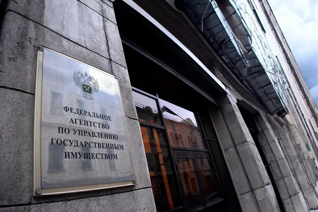 Закон отменяет ценовой барьер и обязательную полугодовую паузу между аукционами — теперь можно продавать любые квартиры, изъятые по судебным решениям. Для оценщиков и организаторов торгов вводят новые требования; особая норма защищает религиозное имущество.