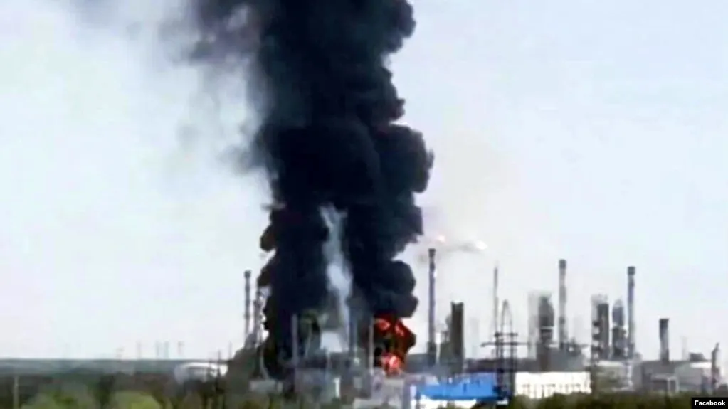 25 июля Тюменский нефтеперерабатывающий завод остановил переработку нефти после удара беспилотника; на предприятии произошли возгорания, возможные сроки возобновления работы не названы.