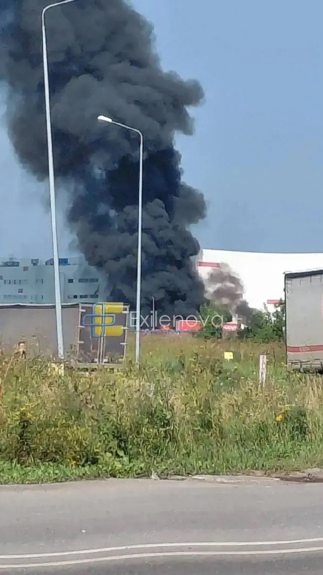 У склада в Екатеринбурге упал беспилотник: огонь охватил автомобили на парковке, сотрудников эвакуировали, пострадавших, по данным властей, нет. Обстоятельства выясняются.