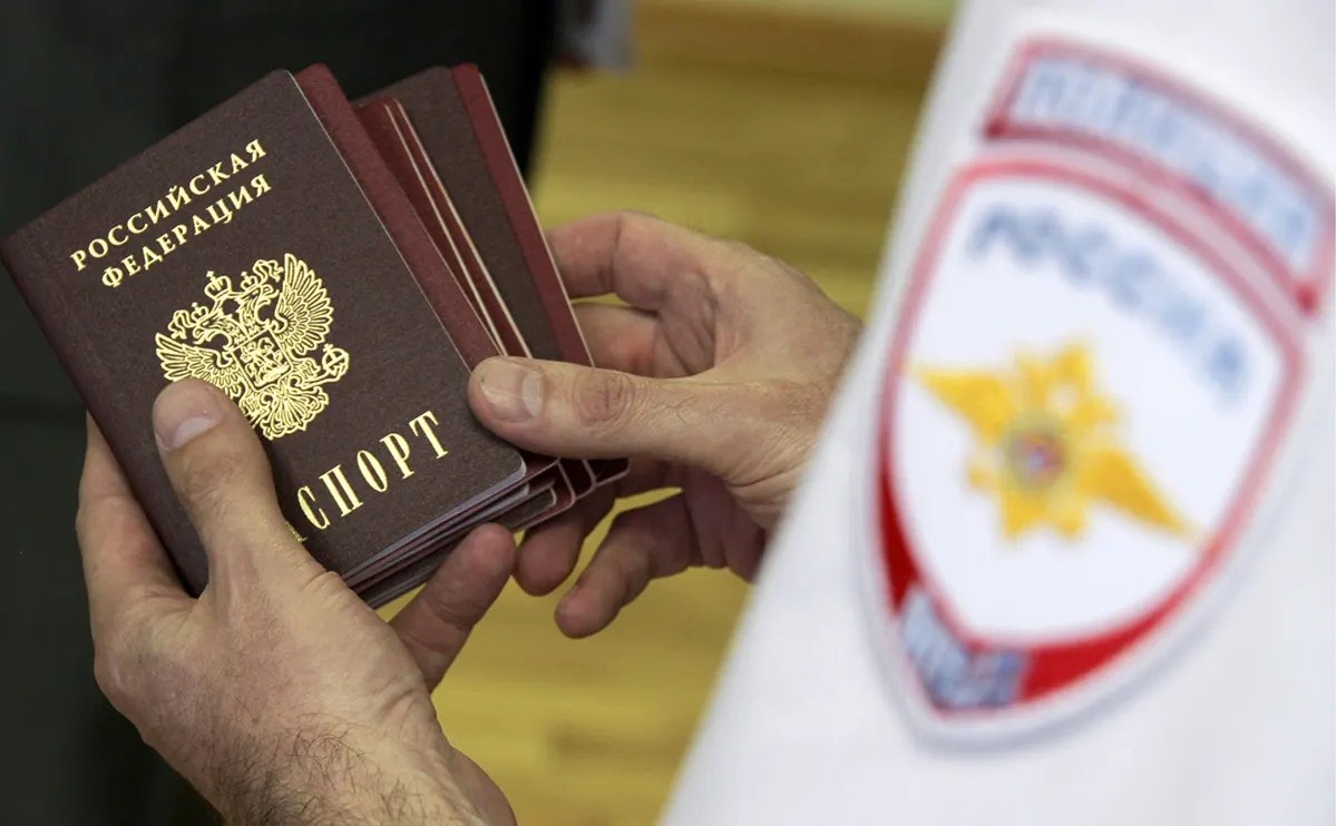 Собеседники в дипломатических кругах и источник, близкий к администрации президента, сообщили о планах разрешать поездки в недружественные страны только организованными группами от 10 человек и вводить выездную визу для выезда за границу.