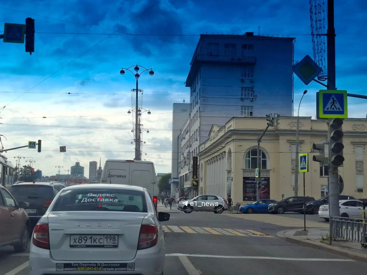 Неисправность светофоров парализовала движение: встали трамваи и автобусы. Сотрудники ГИБДД прибыли на место и урегулировали ситуацию.