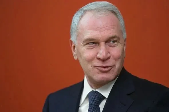 Президент подписал указ о награждении бизнесмена орденом III степени за вклад в социальные проекты, сохранение культурных ценностей и благотворительность. Ранее он уже получал орден IV степени.