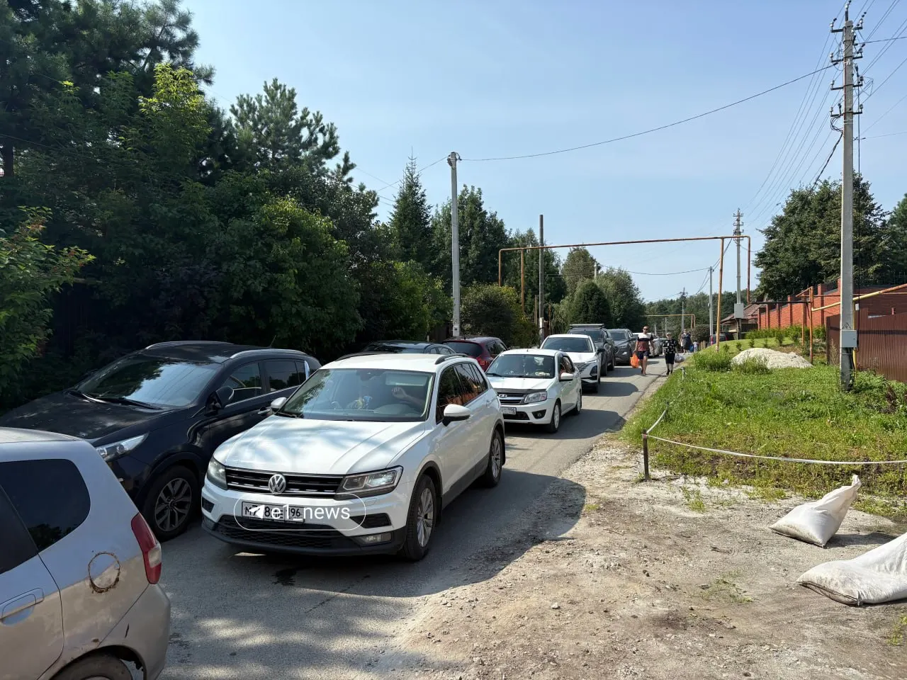 На подъезде к «Огонь Пляж» в поселке Санаторный образовалась значительная пробка: автомобили стоят, а на самом пляже скопились большие очереди отдыхающих.