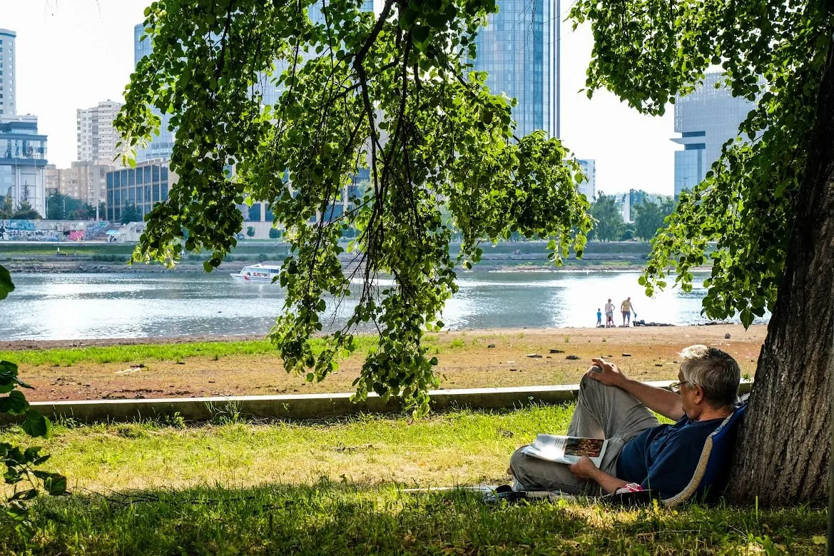 27 июля в городе зафиксировали +34,5°C — такие показатели отмечались в последний раз в 1952 году. В Свердловской области в Алапаевске поднялась до +35,1°C. Введены ограничения для большегрузов и замедлён городской электротранспорт.