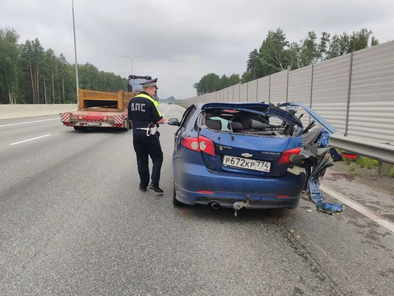 На Екатеринбургской кольцевой дороге Chevrolet протаранил стоящий грузовик: один пассажир погиб, второй доставлен в больницу. ГИБДД проводит проверку и опрашивает очевидцев.