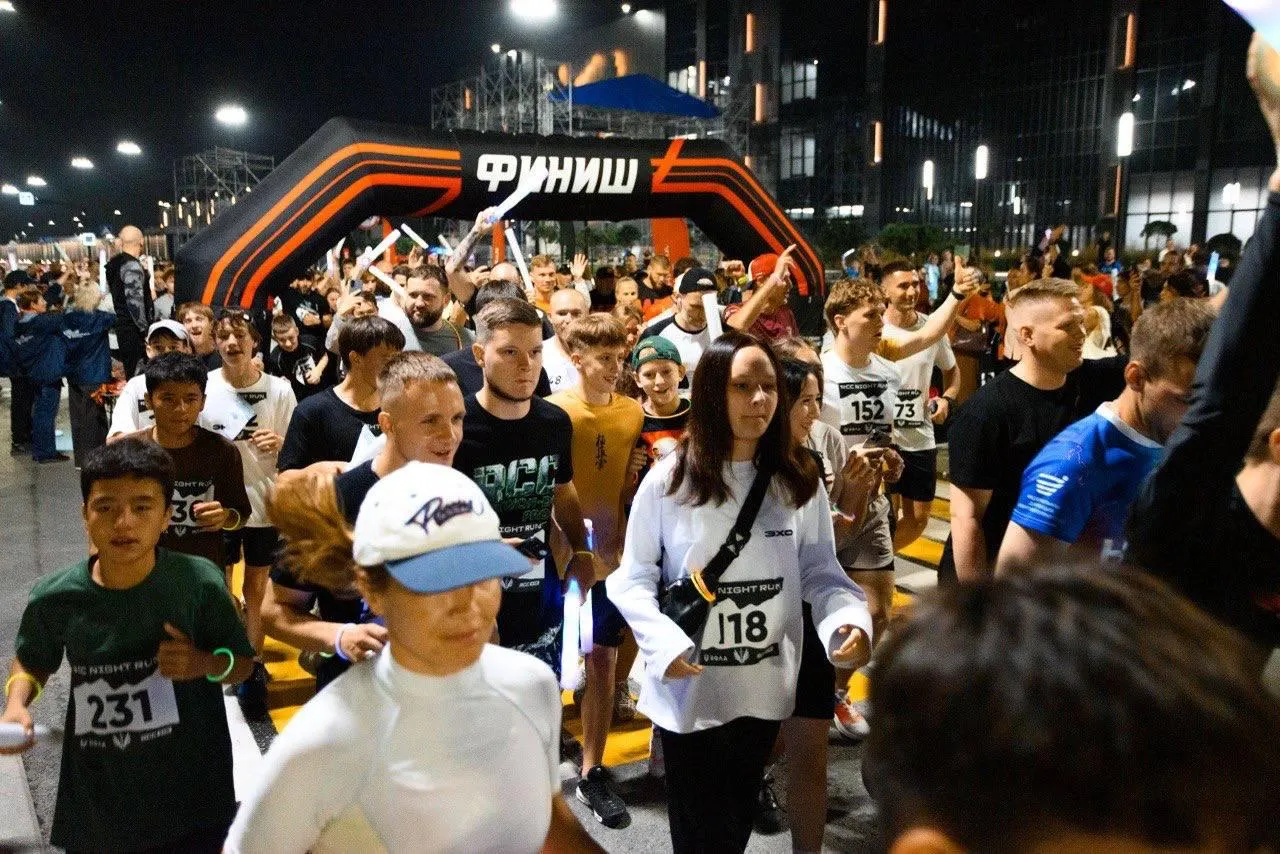 В квартале «Архангел Михаил» прошёл массовый RCC Night Run: бегуны с фонариками и светящимися браслетами пробежали дистанцию без зачёта по времени, медали получили все финишировавшие.
