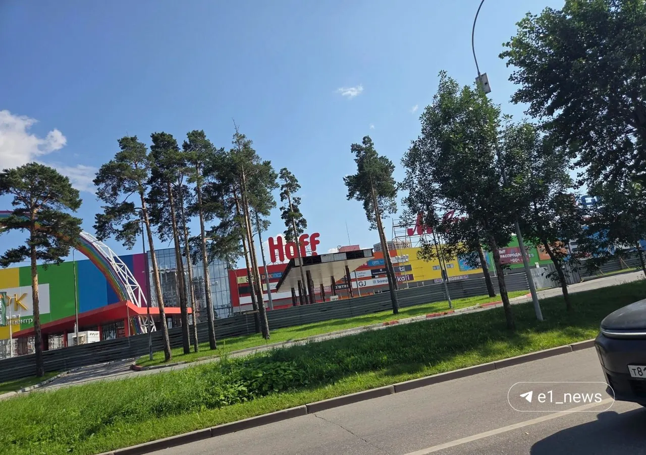В городе на ремонт закрыли ряд автозаправочных станций. На одной из них, по адресу Репина, 92, уже разбирают обшивку навеса над колонками; ремонт ведётся и на других улицах.