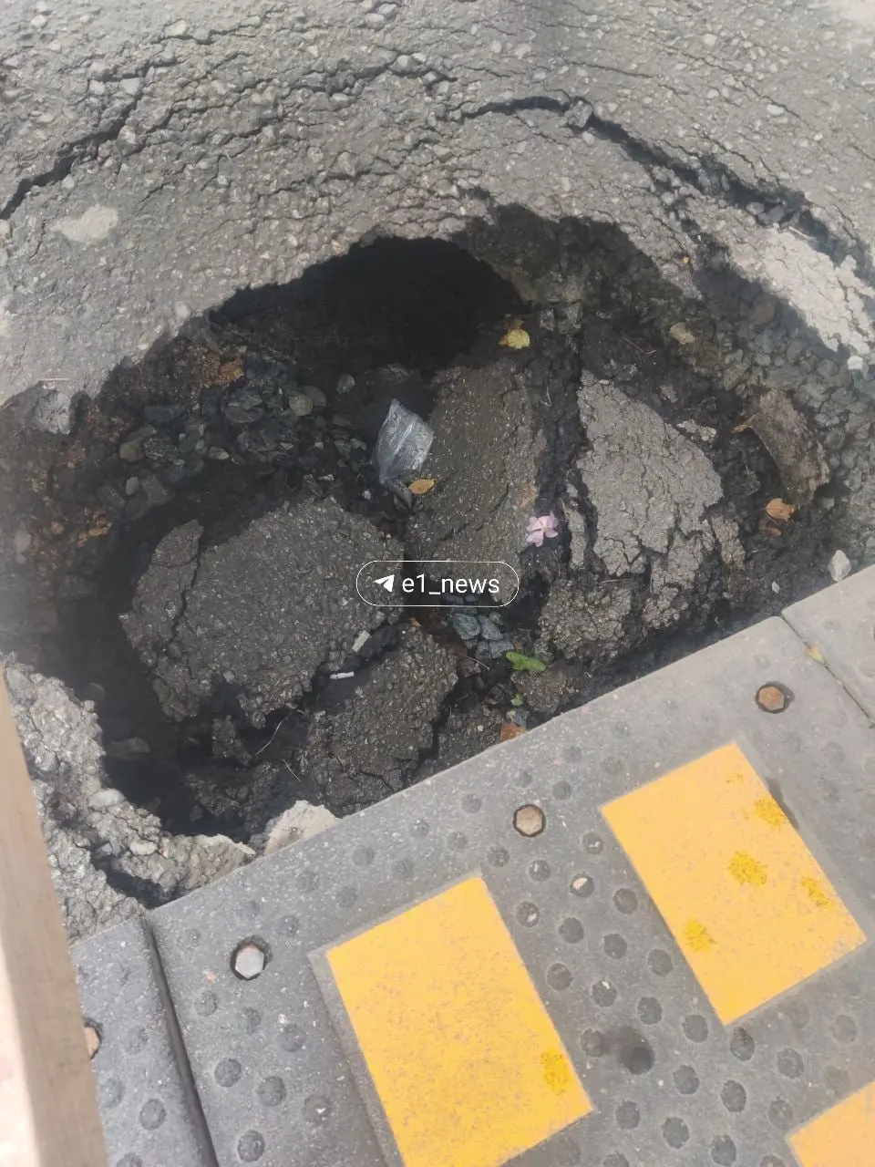 В Екатеринбурге после продолжительных дождей провалился асфальт: большая яма образовалась на улице Академика Постовского, 6/2, а аналогичная проблема зафиксирована у выхода из калитки ЖК «Кандинский». Жителей просят сообщать другие адреса и присылать фото.