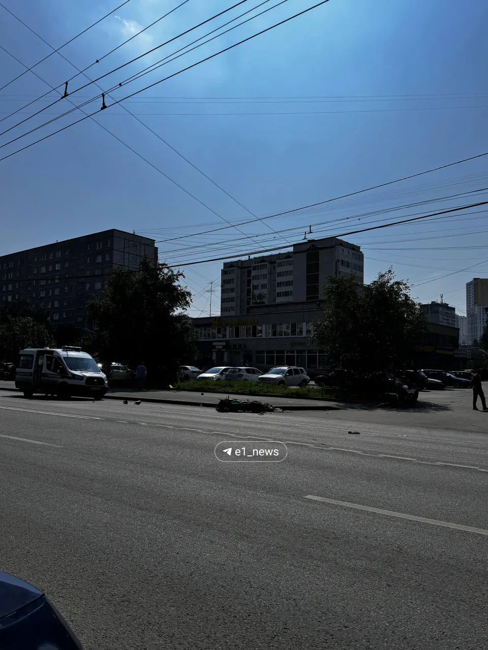 На улице Крауля мотоциклист наехал на мужчину, переходившего дорогу в неположенном месте. Пешеход 50–60 лет получил тяжёлую травму головы и скончался на месте, сообщили в ГИБДД.
