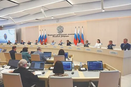 Центризбирком планирует принять постановление об исключении ряда кандидатов из партийного списка «Яблоко» по статье об экстремизме. Если из списка выбудет четверть кандидатов, партия будет снята с выборов; ранее против её членов применялись штрафы, обыски и задержания.