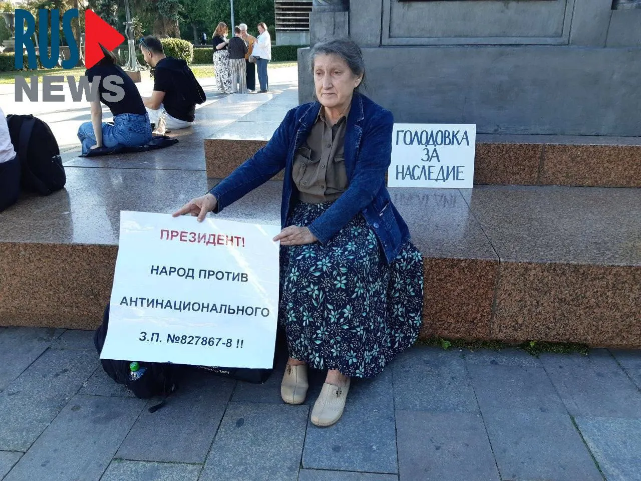 Председатель новосибирского отделения ВООПИК Наталья Шамина устроила голодовку у памятника Кириллу и Мефодию в Москве в знак протеста против законопроекта о передаче регионов права исключать объекты наследия из реестра. Через час её задержала полиция.