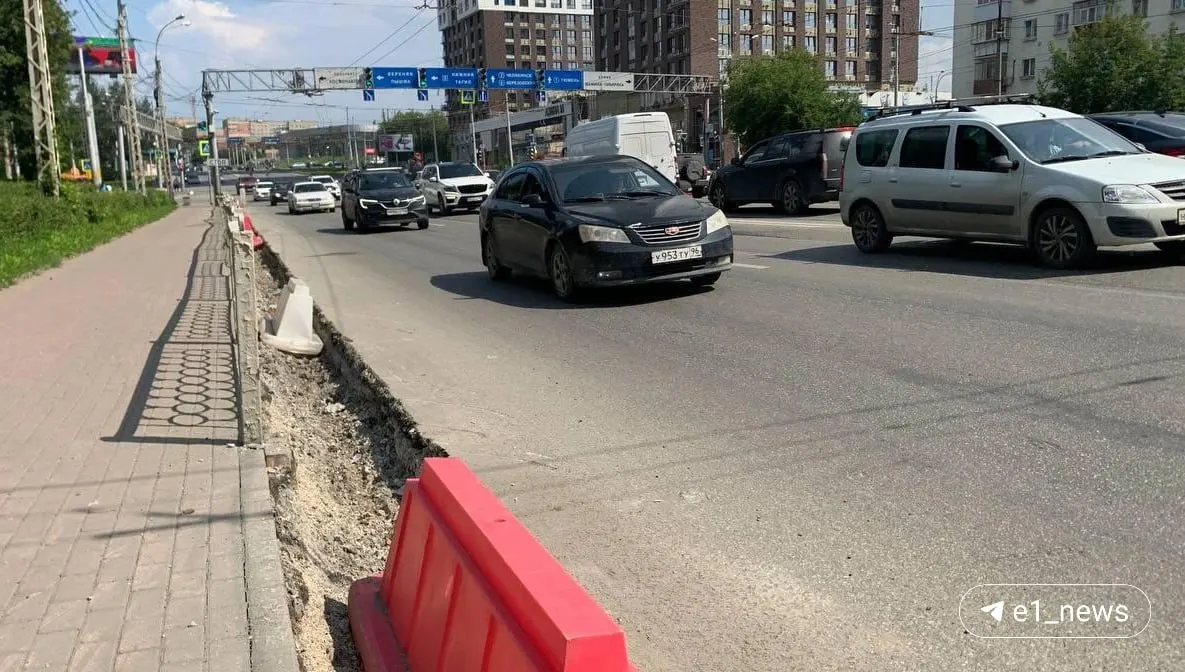 На участке от Восточной до Привокзальной площади меняют бордюры, укладывают новый асфальт и благоустраивают тротуары — работы на проезжей части планируют завершить до конца августа.