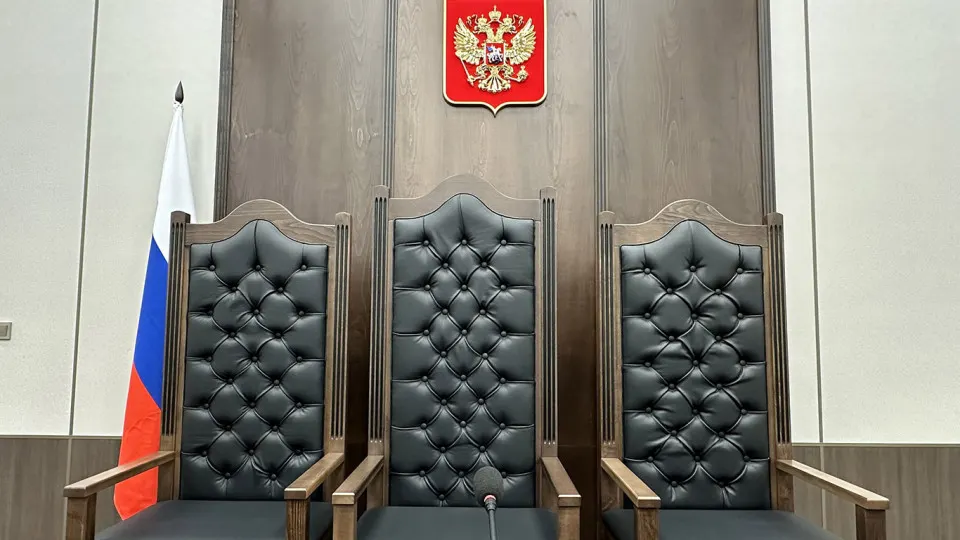 Правительственная комиссия одобрила инициативу Верховного суда о смягчении требований к образованию для ряда должностей в аппаратах судов. Это должно сократить кадровый дефицит, но эксперты предупреждают о рисках и необходимости улучшения условий труда.