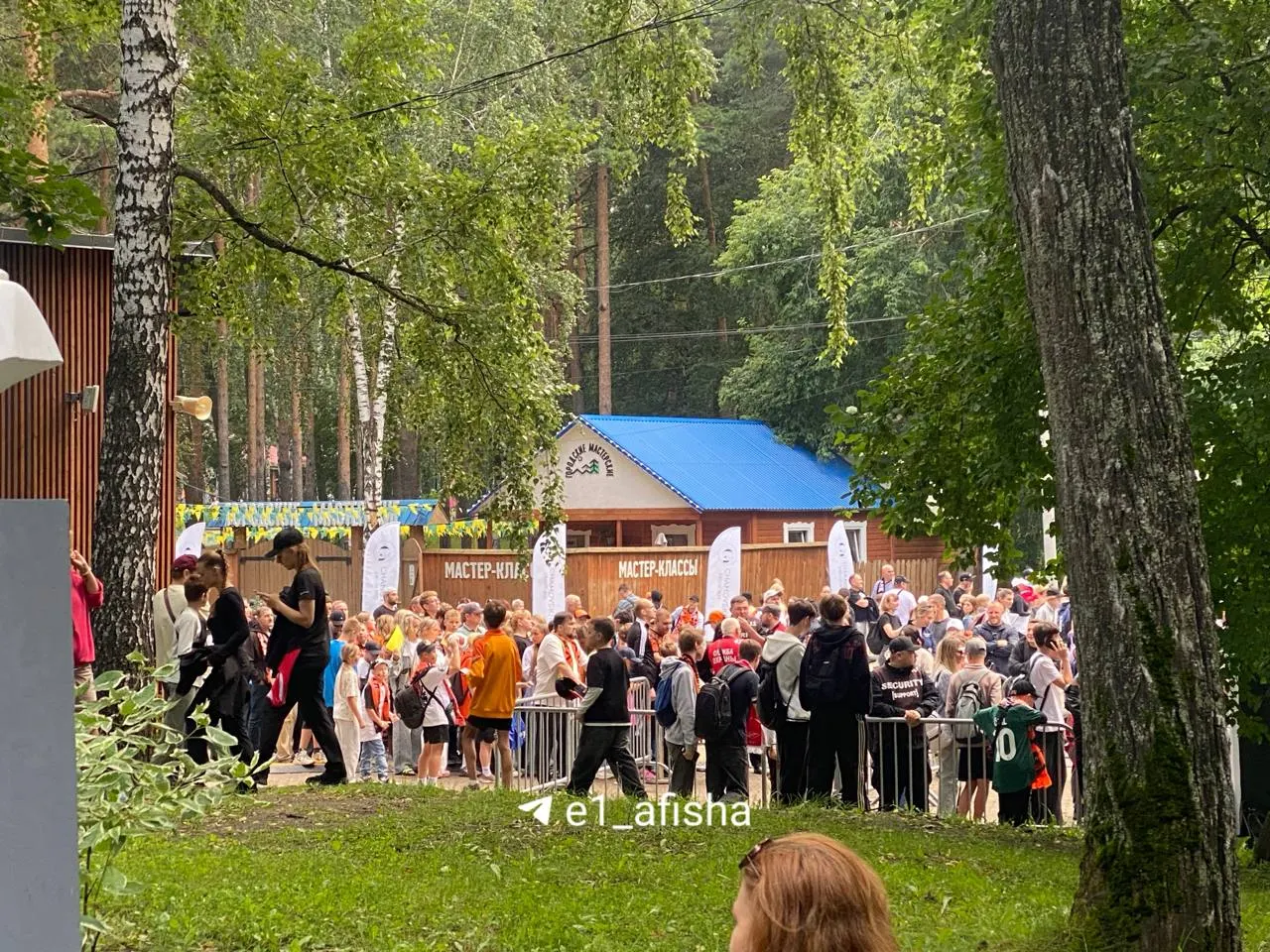 В Екатеринбурге в парке Маяковского сегодня идёт фестиваль футбола: аквагрим, турниры, мастер‑классы и бесплатный вечерний концерт.