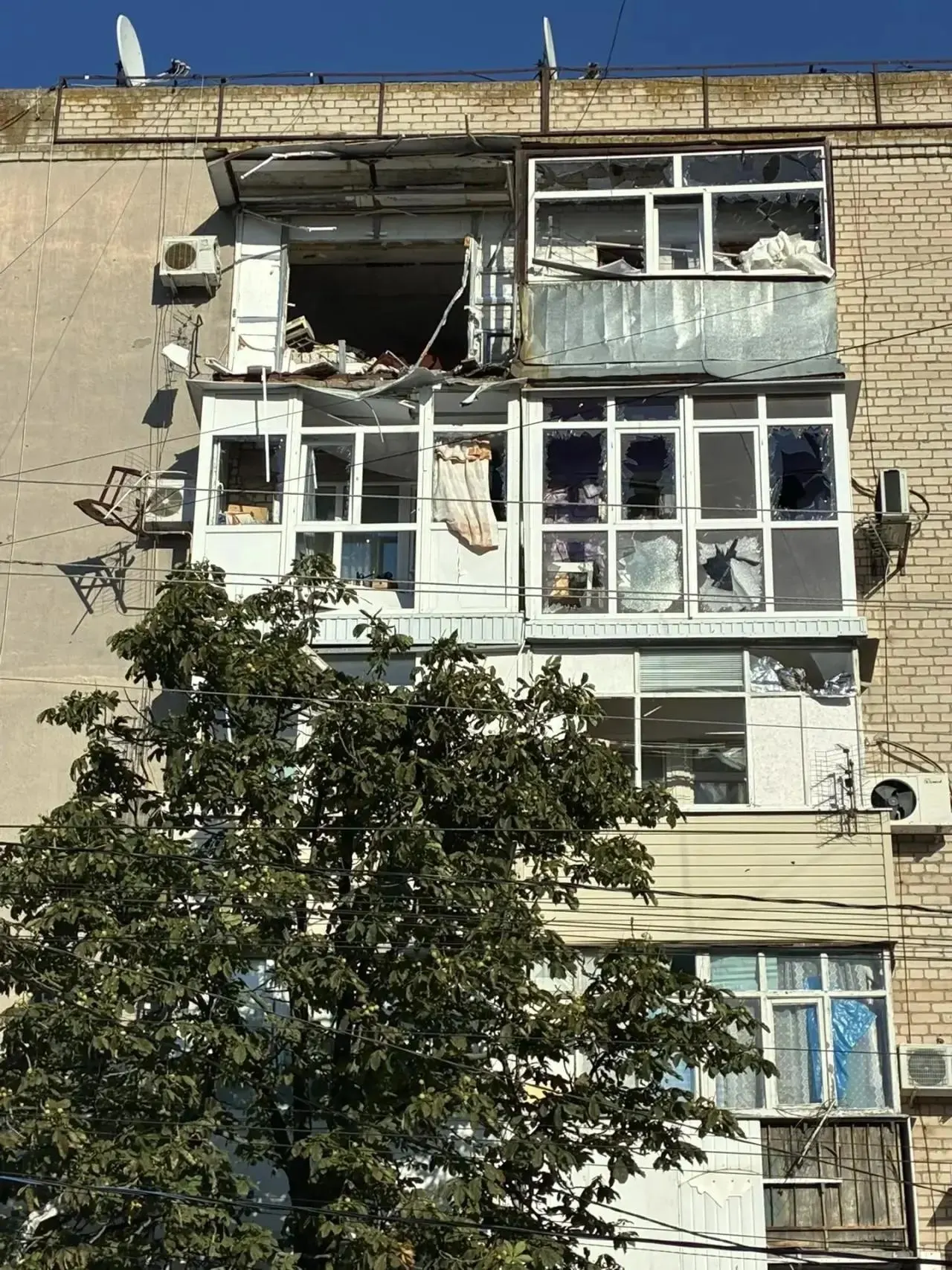 За последние 24 часа при ударах по разным регионам России погибло и получили ранения более ста человек. Власти заявляют о заранее спланированной атаке; для ударов использовались дроны с поражающей начинкой.